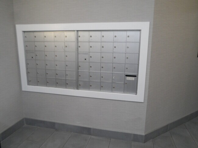 Foto del edificio - 6400 W Berteau Ave