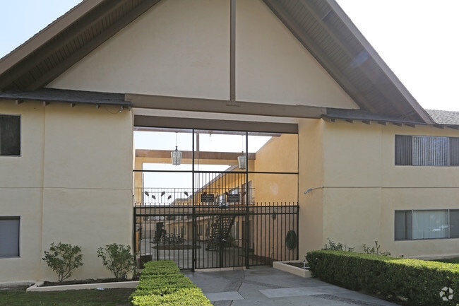 Building Photo - 7636 Owensmouth Ave