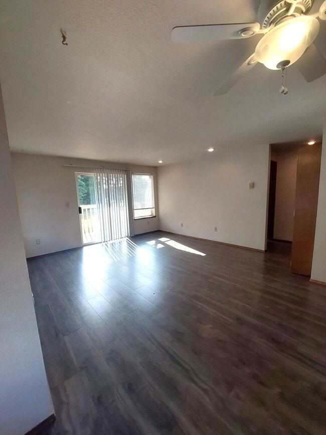 Building Photo - Great Two Bedroom in Central Location