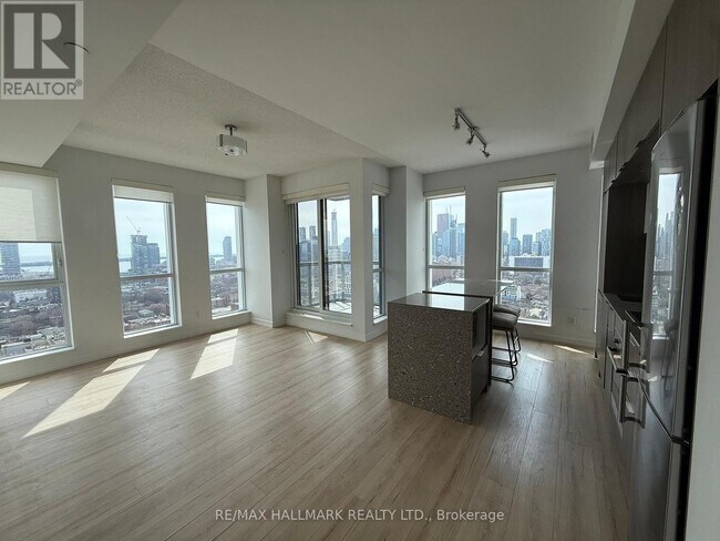 Photo du bâtiment - 55 Regent Park Blvd