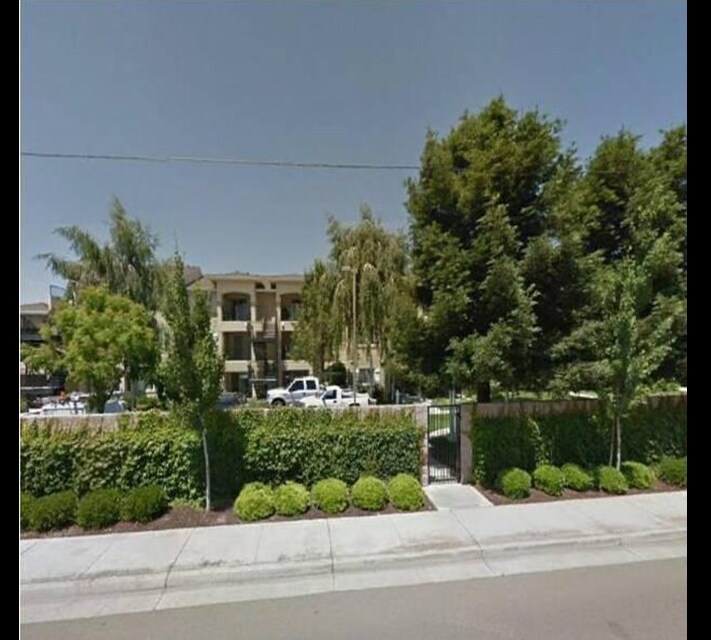 Nice ground level condo - 565 Peerless Way
