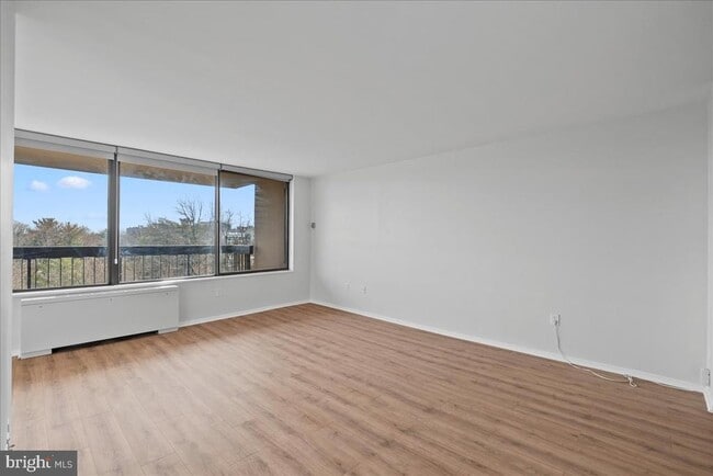 Foto del edificio - 3705 S George Mason Dr