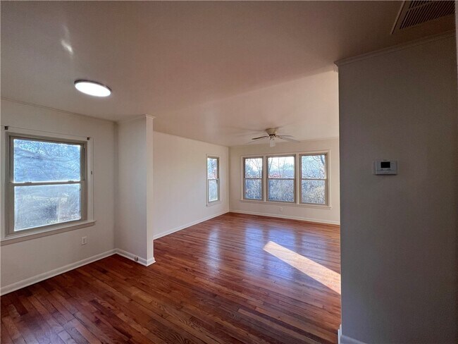 Building Photo - 921 E Rodgers Dr