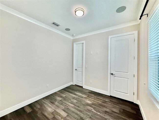 Building Photo - 4910 W McElroy Ave