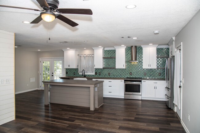Building Photo - 333 Dogwood Ext