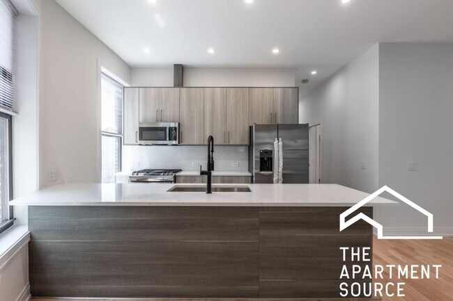 Building Photo - 3 bedroom in Chicago IL 60657