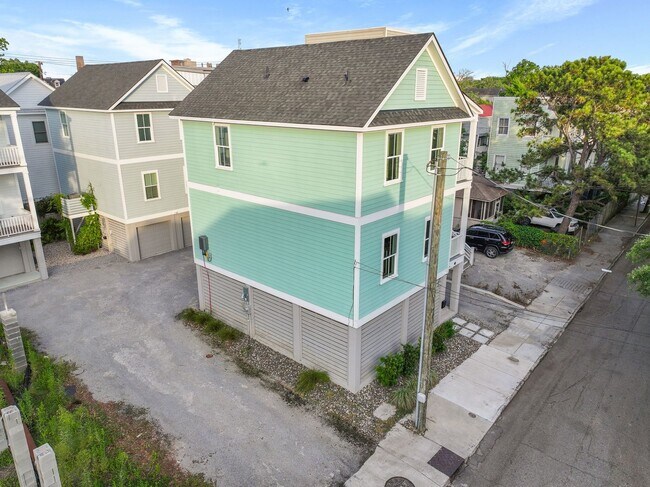 Foto del edificio - Elevated Charleston Charmer