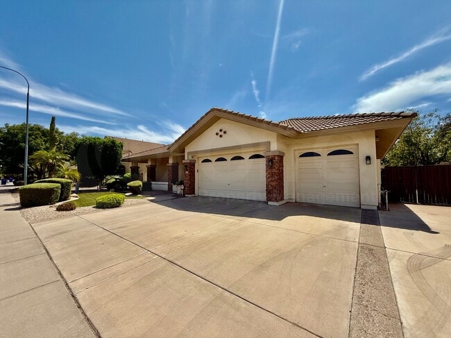 Building Photo - 1687 E Carob Dr