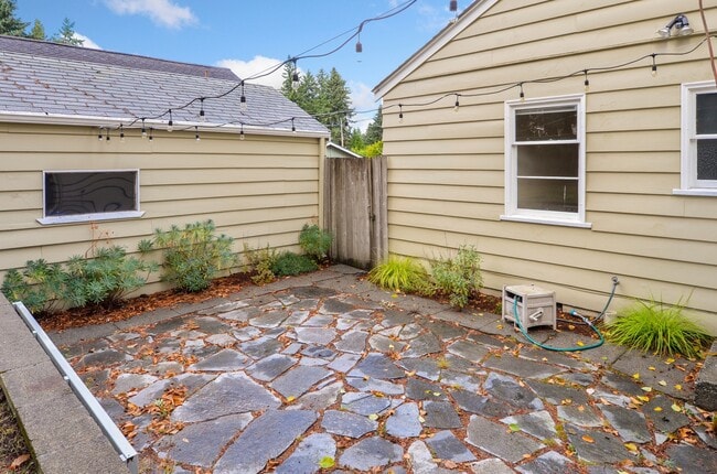 Building Photo - Classic single story house with furnished basement. Near Interurban trails and Jackson Golf course.