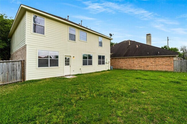 Foto del edificio - 2115 Lakeshore Forest Ct