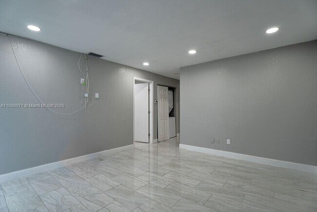Building Photo - 5551 SW 37th St