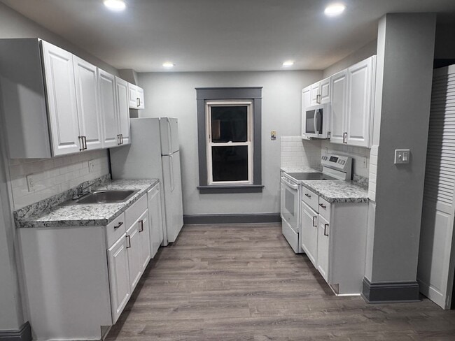 Building Photo - 95 New Canaan Ave