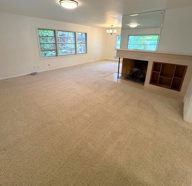 Building Photo - 4 Bedroom Home in Holladay