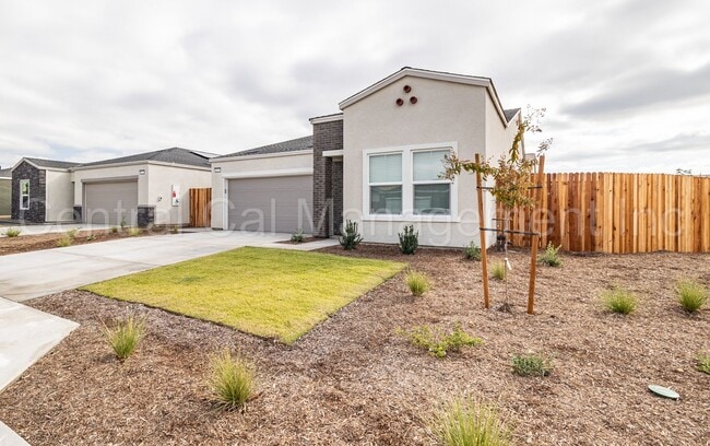 Foto del edificio - 4 Bedroom/2 Bath Home with Paid Solar in the Southwest - $2650 Per Month!