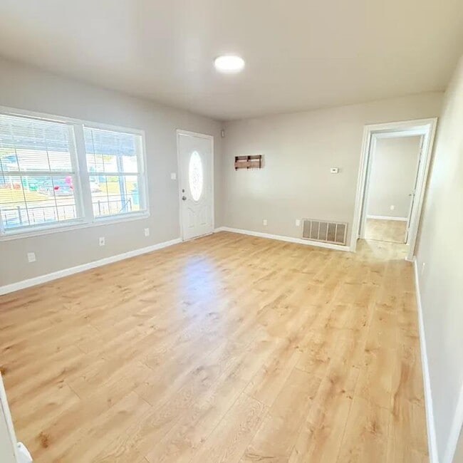 Building Photo - 4004 SE 25th St