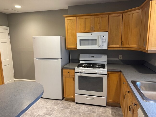 Building Photo - West Conshohocken 4 Bedroom 2 brick bath T...