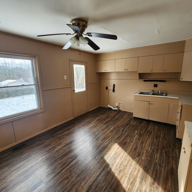 Building Photo - 914 Knollcrest Dr