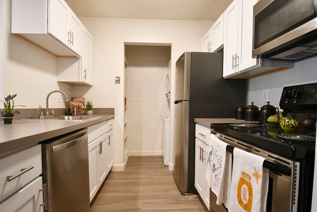 The Reserve at Southgate Apartments 13750 Village Green Blvd