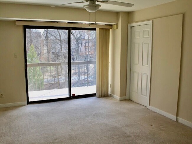 Foto del edificio - Fresh 2/2 Top Floor Condo - Water included...