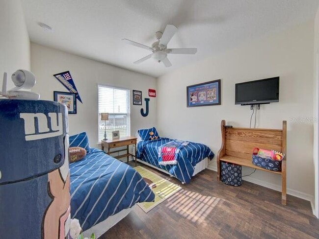 Building Photo - Gorgeous 3 bedroom, 2½ bath, 2 STORY townhome