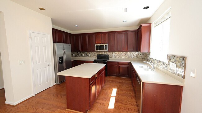 Building Photo - Spacious Home in Superb Cary Location *Amb...