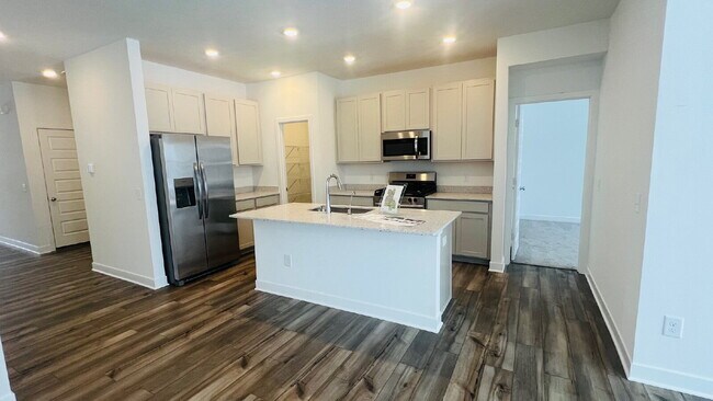 Foto del edificio - "Charming 3-Bedroom Home with 2 Full Baths in Picturesque Danville – 1,673 Sq Ft of Comfort Awaits!"