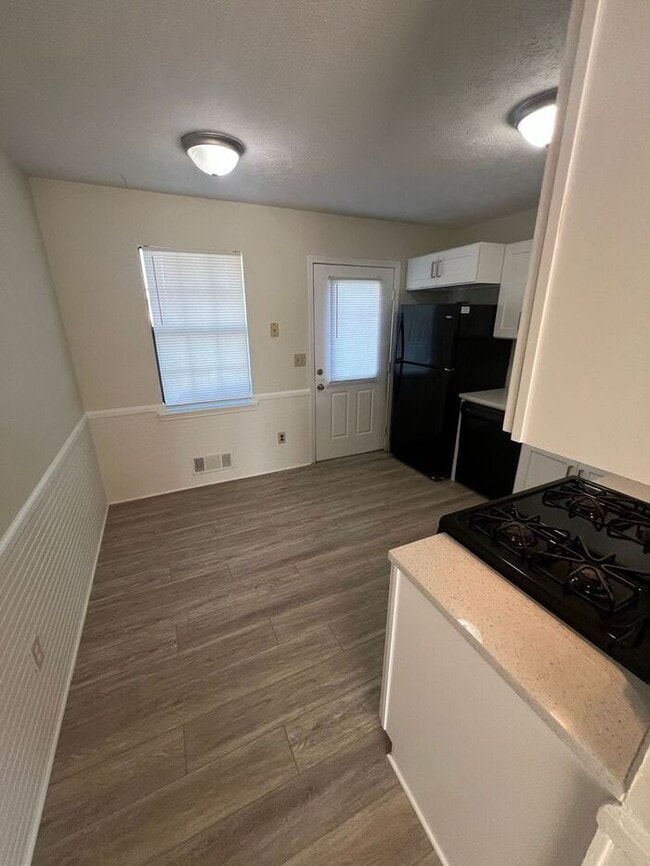 Building Photo - Ready Now! 2 bedroom and 1 bathroom !!!!