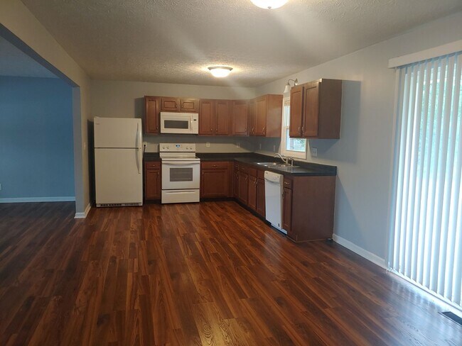 Building Photo - **SPACIOUS RANCH w/LARGE MASTER -WALK in C...
