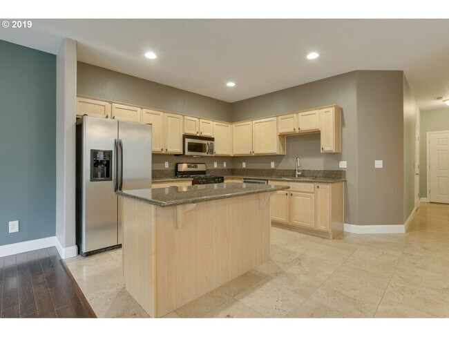 Foto del edificio - Charming Sherwood End Unit Available NOW S...