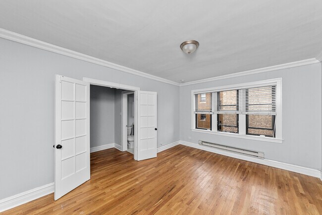 Building Photo - 4737 N Hermitage Ave