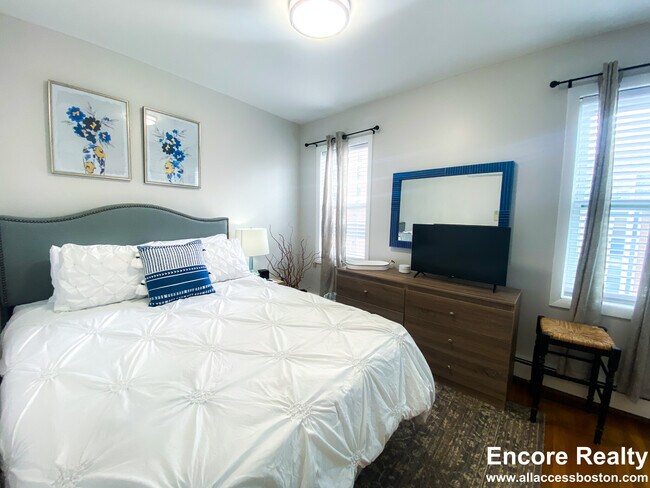 Building Photo - 1004 Tremont St