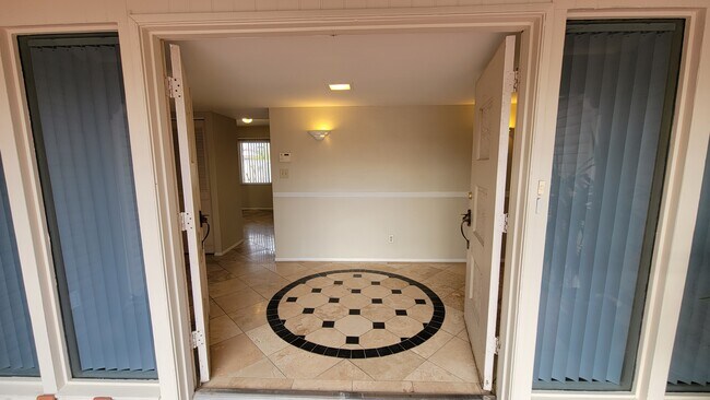 Building Photo - 1328 E Hermosa Dr