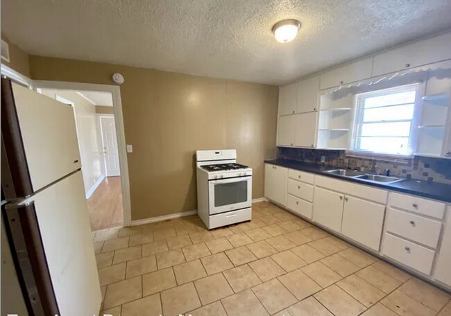 Building Photo - Cutie in Arnett Benson! Great 2/1 Near Sch...