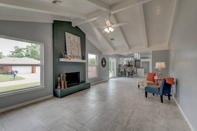 Living Room - 701 Greystone St
