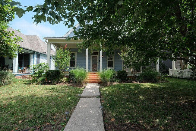 Building Photo - Charming Two-bedroom home in East Nashvill...