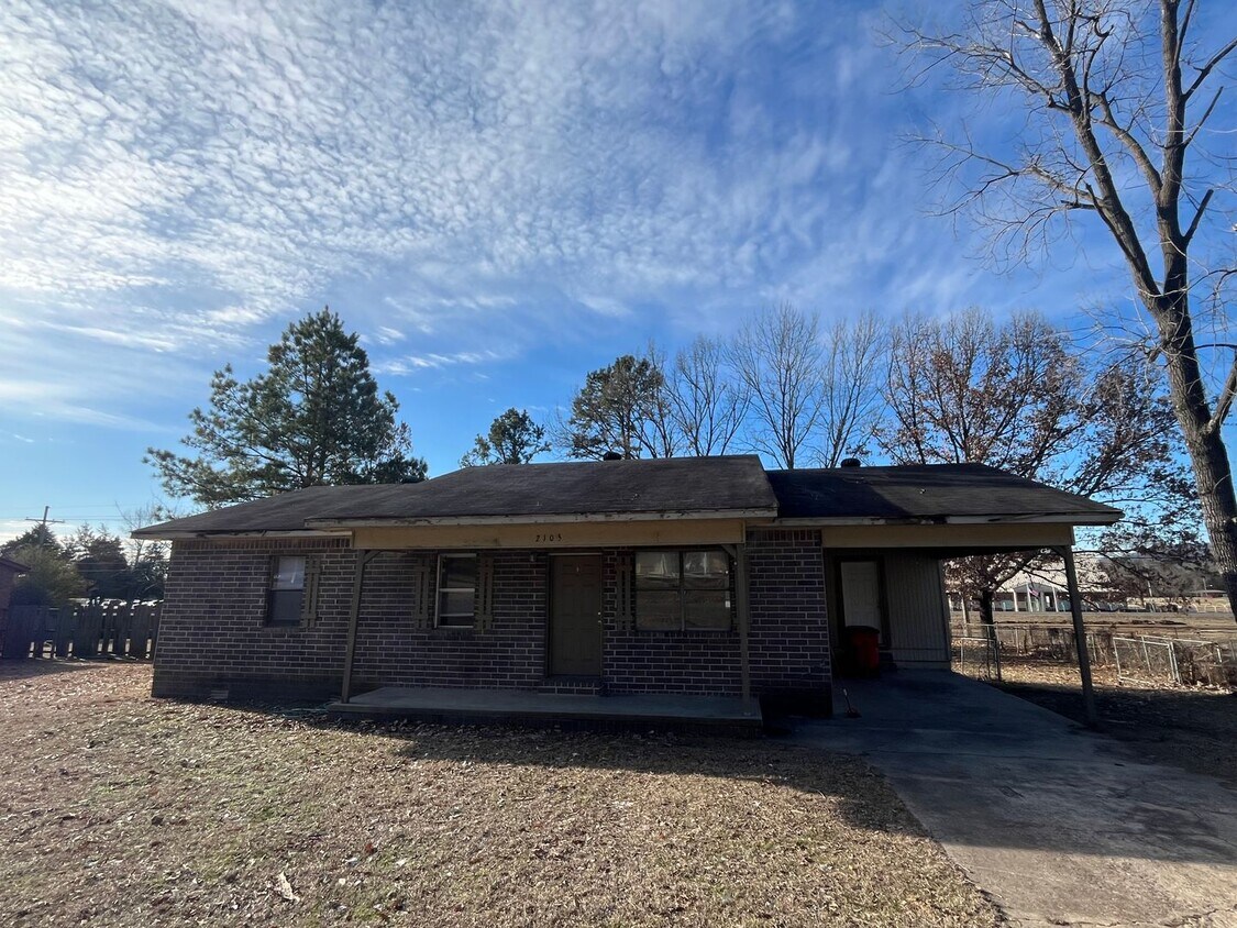 Foto principal - 2105 Military St