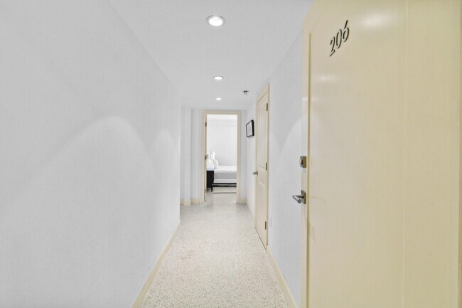 Foto del edificio - 170 N Ocean Blvd