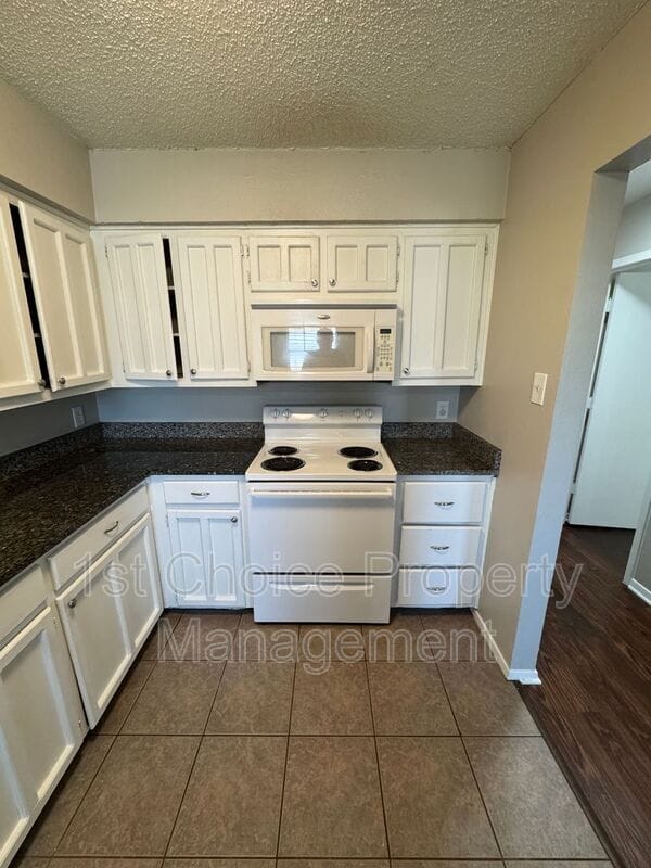 Foto del edificio - 996 Meadow Cir S