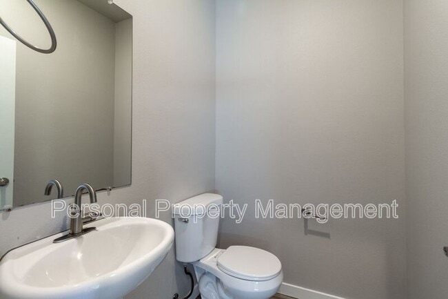 Building Photo - 8711 NE 43rd Pl