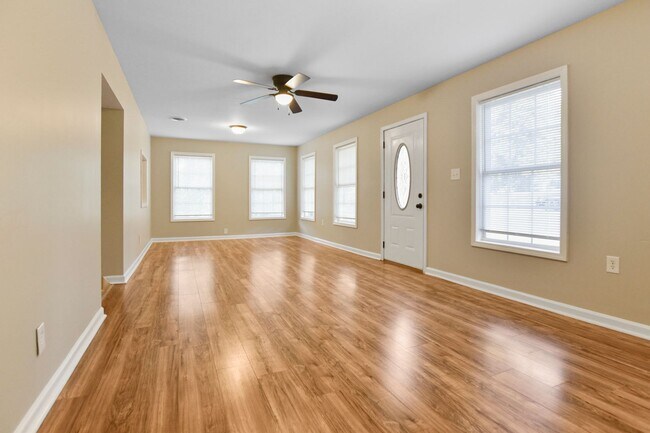 Foto del edificio - Pet Friendly Three Bedroom!