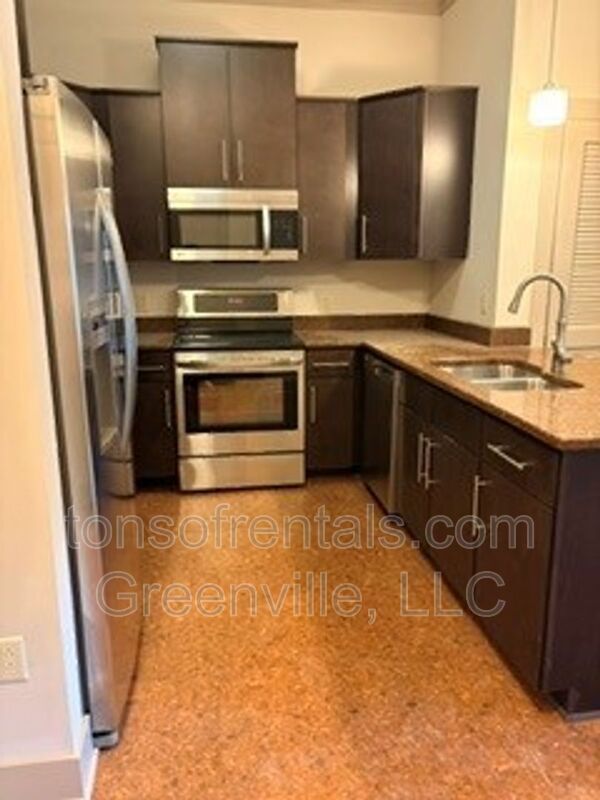 Foto del edificio - 98 E McBee Ave.