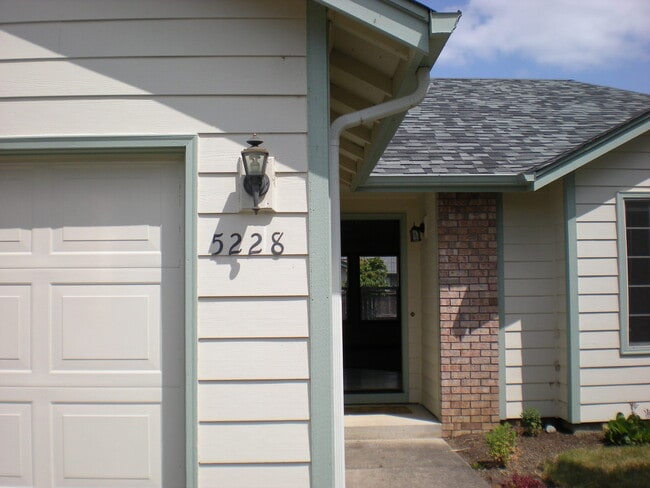 Building Photo - Three Bedroom Home in Keizer on Cul-de-sac