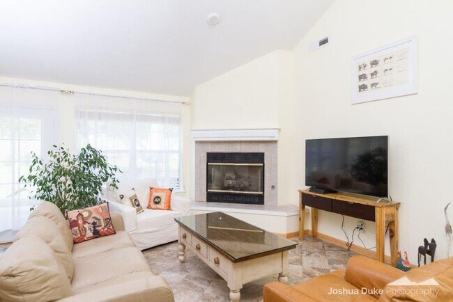 Foto del edificio - Available May 1st! 4-Bedroom, 2-Bathroom Home, Within walking distance of Root Elementary