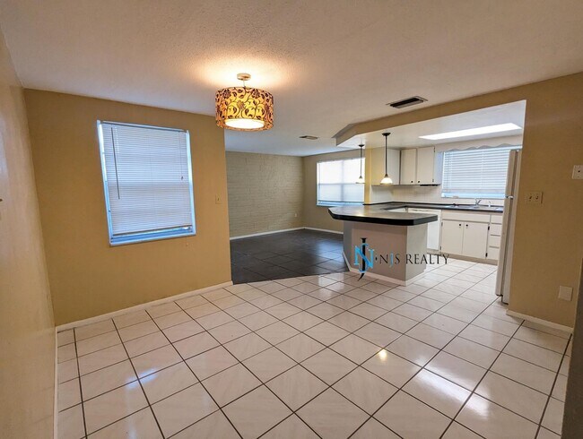 Building Photo - 3136 Pinon Dr