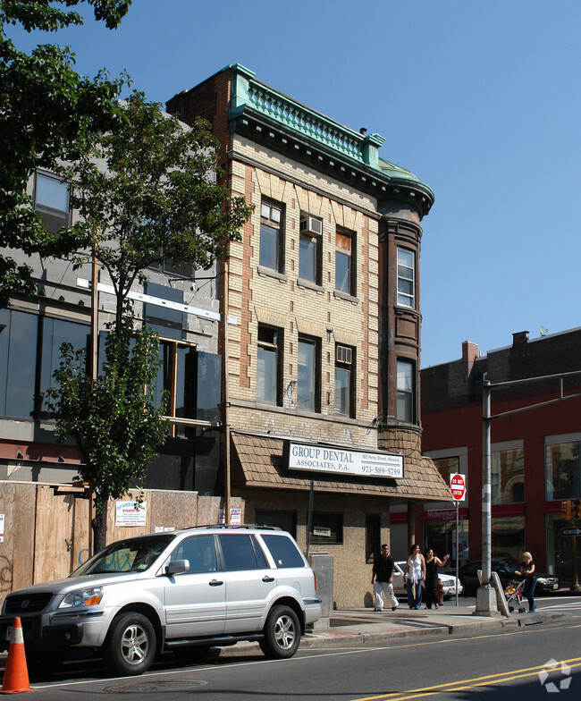 Building Photo - 182 Ferry St