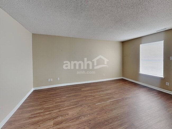 Foto del edificio - 5973 Redcliff North Ln