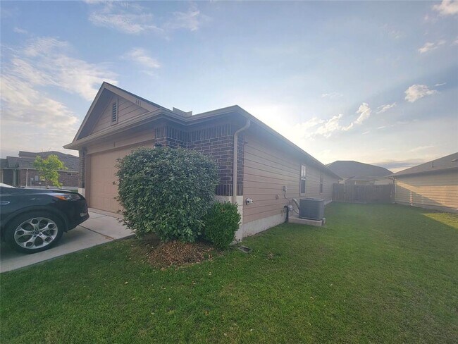 Building Photo - 601 Pinnacle Dr