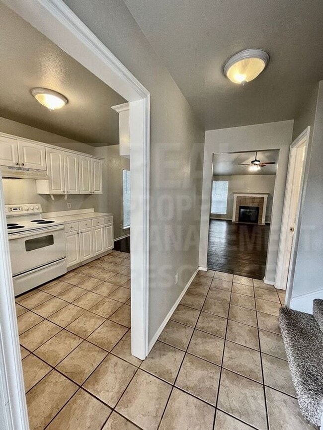 Building Photo - Wonderful Duplex just off of Main St in No...