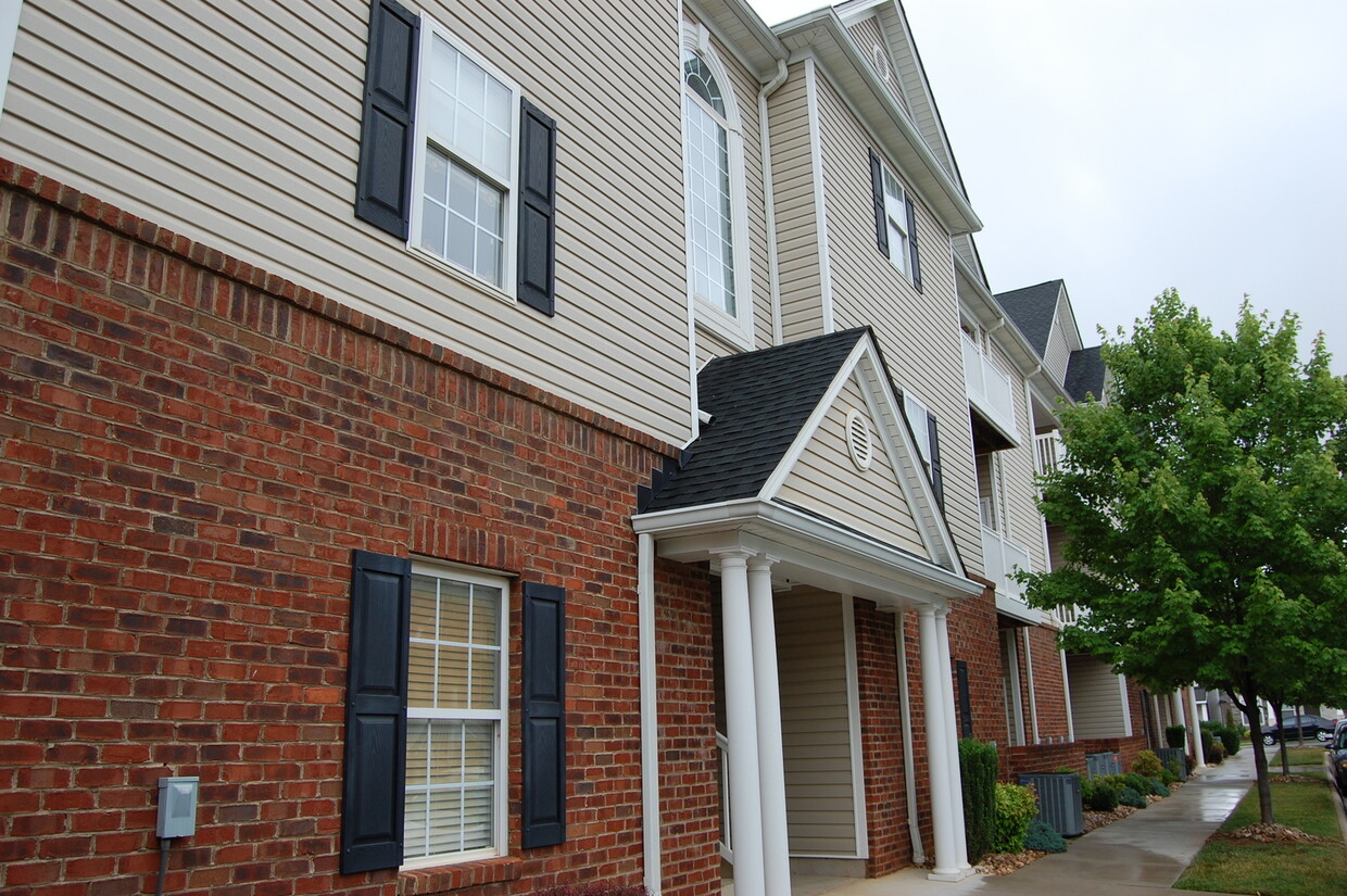 Foto principal - 2 BR Condo Located in Cornerstone. 5 Min t...