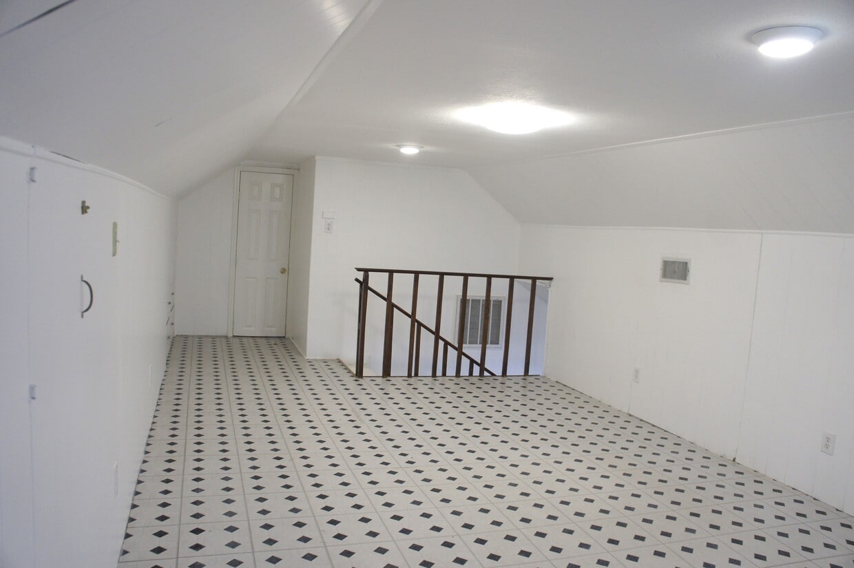 Attic Bedroom - 506 Scott St